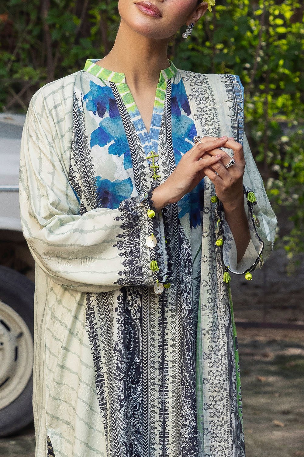 Printed-Zari-Stripe-Dupatta-Printed-Self-Jacquard-Shirt-Dyed-Trouser-Gulahmed-SP-52089-Close