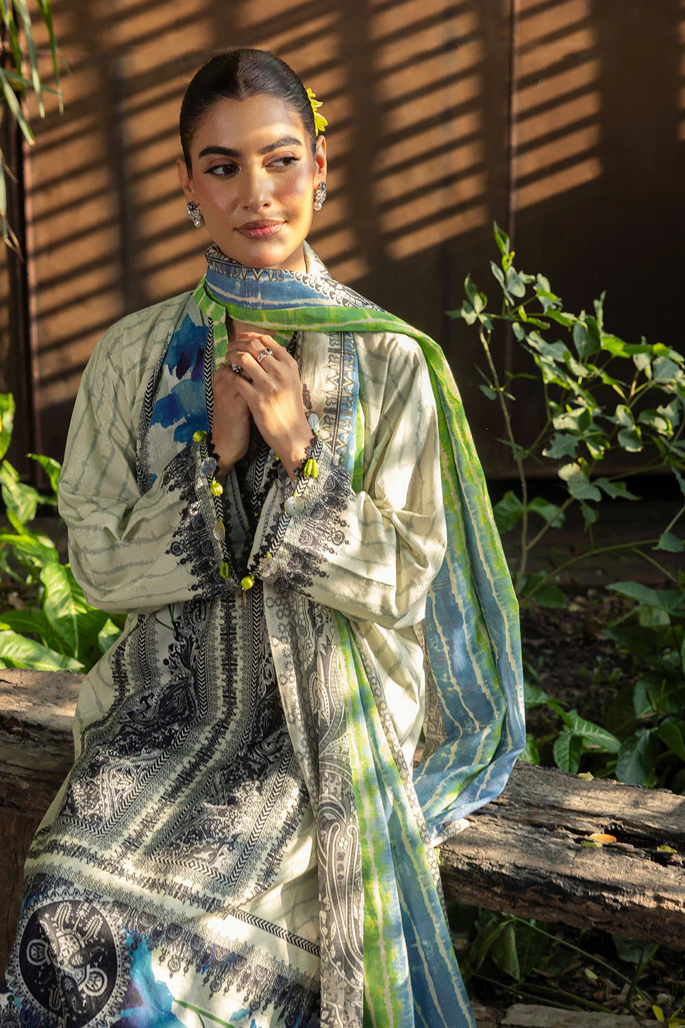 Printed-Zari-Stripe-Dupatta-Printed-Self-Jacquard-Shirt-Dyed-Trouser-Gulahmed-SP-52089-Side